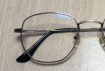 Latenter Fingerabdruck auf einer Brille